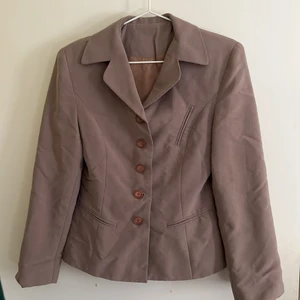 Beige Kavaj med paddade axlar!  - Kan användas till vardags men även om min vill klä upp sig lite! Har haft den till Jeans! Skön vårjacka lagom tjock’! Köpt i Sydkorea! Sitter som en S! Kan skicka fler bilder ifall de behövs(: 