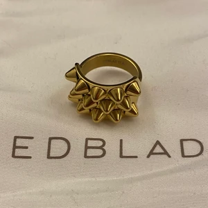 Edblad ring  - Storlek m så passar på pekfingret på mig, inga defekter då jag använt den 1 gång. Guldpläterad❤️ säljes för 300kr