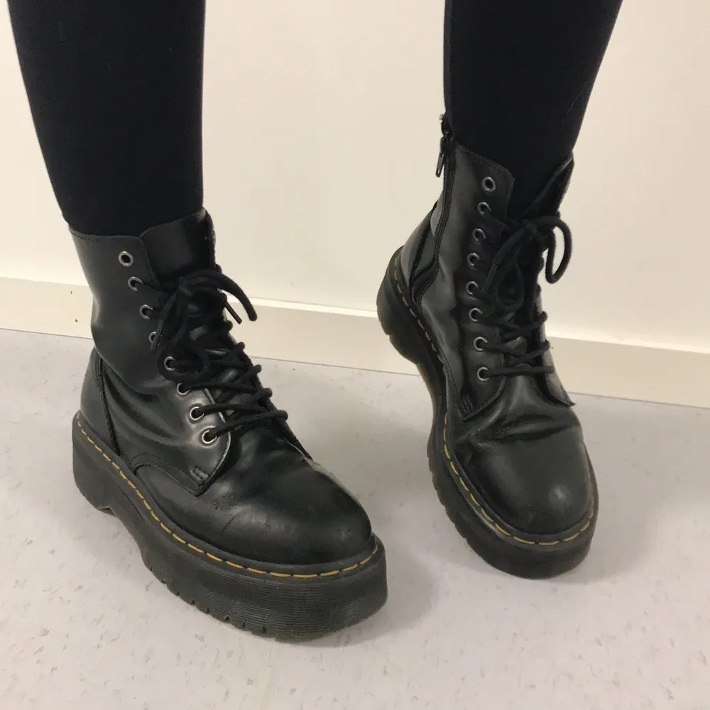 Jättefina Dr. Martens med platå sula som tyvärr inte används längre. Använts kanske 10 gånger. Inga skador. Köpta för 2300kr. PS. Budgivning (1400kr är lägst pris). 💗💗. Skor.