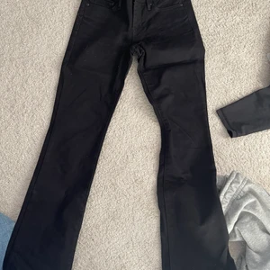 levis jeans - svarta lågmidjade botcut jeans, använda fåtal gånger