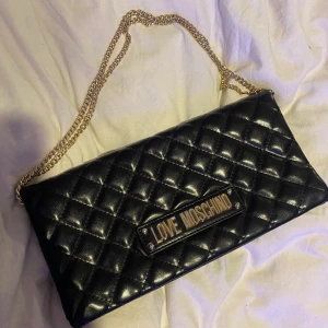 Väska - Love mosshino väska, knappt använd. Har dock tappat bort dustbagen 