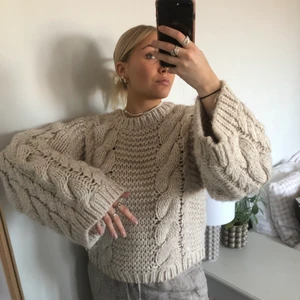 Chunky knit - Skitcool stickad tröja i storstickat material. Storlek s/m