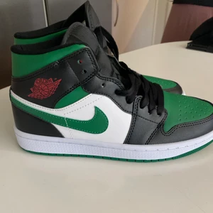 Nike Jordan 1 - Tänkte kanske sälja dessa vid bra bud då de inte kommer till användning direkt ⚡️ supersnygga så gott som i nyskick, från usa därför vet jag ej om de är äkta förmodligen inte men det syns ej 🤍