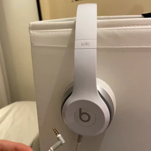 Beatshörlurar - Ett par vita beats solo med sladd, kartong medföljer om man vill ha det. Köparen står för frakt 🥰 