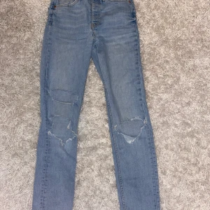 Håliga jeans  - Säljer dessa jeans från ginatricot!💞 köparen står för frakten 