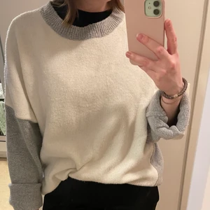 Stickad tröja  - Fin grå och vit stickad tröja från Never Denim. Köpt här på Plick och använd sparsamt men väldigt fin! Säljes pga garderobsrensning✨ skriv gärna om du har frågor 