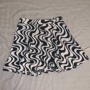 kort highwaisted swirl kjol i svartvitt. Från bershka. Aldrig använd eftersom den var för liten för mig. strlk xs