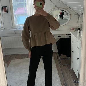 Tröja - En tröja i sweatshirt material med volang. Unikt plagg. Pris kan diskuteras. Köparen står för frakten.