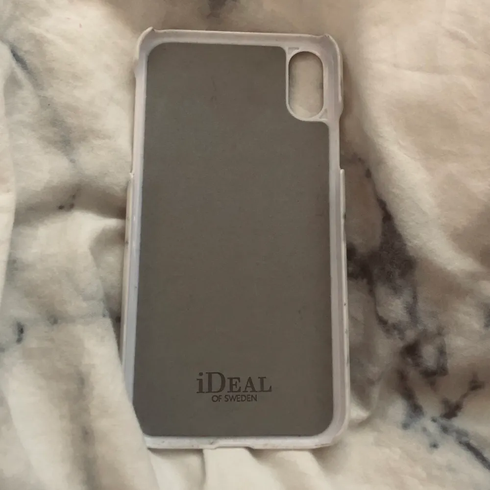 SĂ€ljer mitt superfina ideal of Sweden skal dĂ„ jag bytt mobil! đ€ Kostar 399kr som nytt, sĂ€ljer för 70kr. Passar IPhone XR. Inga skador, knappt anvĂ€nt. Kan vara en liten repa pĂ„ sidan, kan kolla nĂ€rmre ifall man Ă€r intresserad. đ€ Fler bilder kan sjĂ€lvklart fĂ„s!. Muu.
