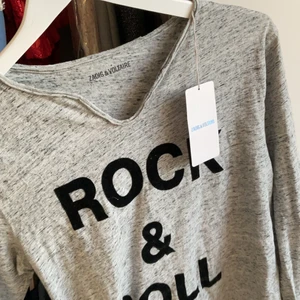 Zadig tröja - Här är min gråa Zadig tröja, en grå långärmad tröja perfekt till de lite kyliga sommar kvällarna. Luftigt men ändå skönt och inte genomskinligt material. Nypris för runt 2000kronor skulle jag tro, eftersom jag fick den i present. Helt oanvänt så börjar att lägga ut för 600kr