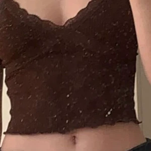 Brunt linne med spets  - Ett brunt linne från hm för ca 130 kr skulle jag tro. Jättefint och använda ändats fåtal gånger. Väldigt töjbart så kan passa större storlekar men är i xs.  Man kan reglera banden och är perfekt för våren/sommaren som är på gång! Kom privat för extra bilder :) 