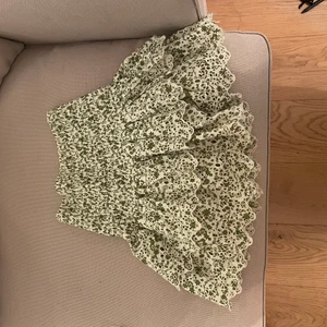 Zarakjol - Slutsåld kjol från Zara höll budgivning tidigare men vinnaren svarade inte så nu kan man köpa till lägre pris, buda i kommentarerna avslutar den här veckan! Frakt 25kr💓💓