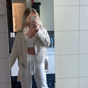 Beige skinnjacka  - Oversized beige skinnjacka. Har aldrig använd den men tyvärr tagit bort lapparna. 