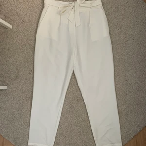 Pieces highwaist kostymbyxor storlek L - Säljer dessa super fina kostymbyxor från Pieces. Det är högmidjade och så fina att bära under sommaren. Så gulligt med skärpet som man knyter runt midjan! Köparen står för frakten💗💗