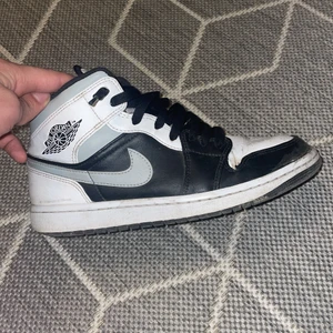 Jordan 1 mid white shadow storlek 40,5  - Säljer mina gamla jordans för använder de inte längre, skicken är 5/10 behöver en rengörning sen blir det lätt till 7/10. Det är storlek 40,5 men passar till 40,41 och 42