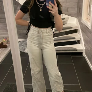 Beiga wida jeans från Gina storlek 30 - Väldigt fina beiga byxor från Gina. De är wida och passar helt perfekt för folk som är ungefär 155-165 cm lång.De är i storlek 30 men har blivit lite uttöjda eftersom de e ganska använda. :)