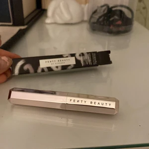 Läppstift - Läppstift från Rihannas märke Fenty Beauty i färgen ”griselda” ! Aldrig använt o säljer på grund av att för många kom i paketet!  Nypris 240kr. Frakten är inkluderat i priset!