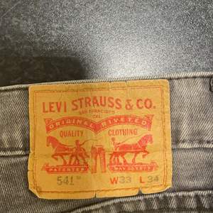 Säljer min gråa Levis Jeans då de blivit för korta. Modell 541 och W33 L34. Finns en mindre fläck på högra benet men inget som syns när man har de på sig då de är långa i modellen och ”viks” in till benet. Pris 100 kr + frakt, går att diskutera vid snabb affär!