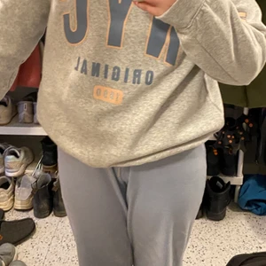 Grå collagetröja från h&m  - Köparen står för frakten💕💕. Säljer pga att jag tyvärr inte använder den längre. 