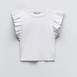 Strl:M  - säljer en super söt tröja från zara, knappt använd alltså i bra skick. Tröjan passar på mig som har xs-s i tröjor:) kom privat för fler bilder🤍