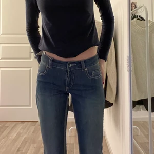 Low rise jeans - Säljer dessa jeansen som jag nyligen köpt på sellpy men som tyvärr va lite för korta på mig som är 178! Dom är helt oanvända och nya, orginal prislappen sitter till och med kvar💕Dom gick precis ned till början av foten! Åh älskar dem verkligen men tyvärr får jag leta vidare efter längre byxor💗💗💗