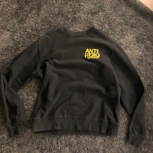 Anti hero sweatshirt - svart anti hero sweatshirt. storlek small, använd en del men i bra skick:)🤞 köpt för 700kr, säljer för 350