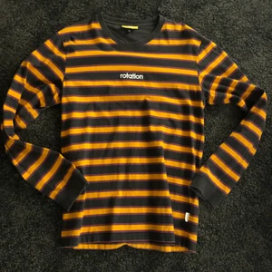 rotation longsleeve - långärmad randig tröja från rotation. storlek small, vill bara bli av med den. NYPRIS 650kr !! säljer för 200, nästan oanvänd 