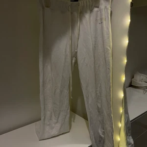 lexington mjukisbyxor  - säljer mina älskade lexington mjukisbyxor. superfina. storlek M. nypris 900kr jag säljer för 250kr. sitter superbra. JAG STÅR FÖR FRAKTEN 😍