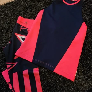 Adidas träningskläder - Ett par adidas träningstights med passande träningstopp. Säljer dessa kläder för linnet är för stort. (Strl M) tightsen kan passa såväl S som M. 