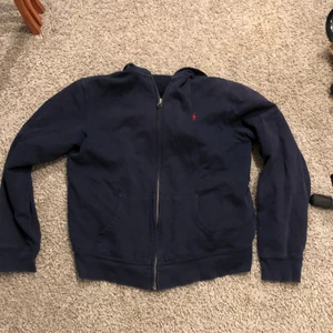 Ralph Lauren Hoodie - Ralph Lauren Hoddie som är väldigt liten i stl. 