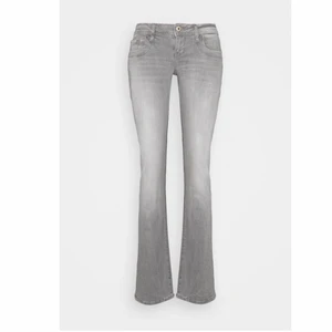 Lågmidjade gråa bootcut jeans! - Säljer mina nya JTB valerie jeans från Zalando, storlek 24 x 30. Dem är rimliga i sin storlek men köpte fel så på mig är dem små! Köpta för 679kr. Slutsålda på hemsidan i alla storlekar❤️