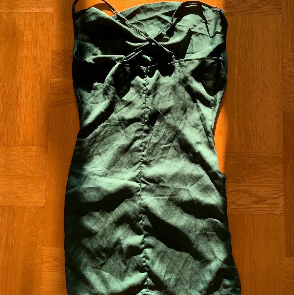 Säljer min gröna JÄTTEFINA klänning från Boohoo, då den tyvärr är för liten för mig💓💓💓 passar perfekt till fest eller vardag! . Klänningar.