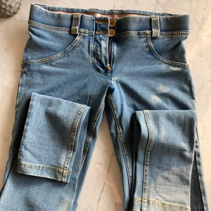 Freddy wr up - Snygga Freddy byxor i storlek XS, endast använda ett fåtal ggr (för små nu). Ser fina ut och kan inte se några hål eller andra defekter! ☀️