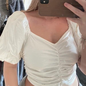 Topp - Topp ifrån Gina använd 1 gång, storlek 36, 100kr, frakt spårbart 66kr tillkommer, pris kan diskuteras!