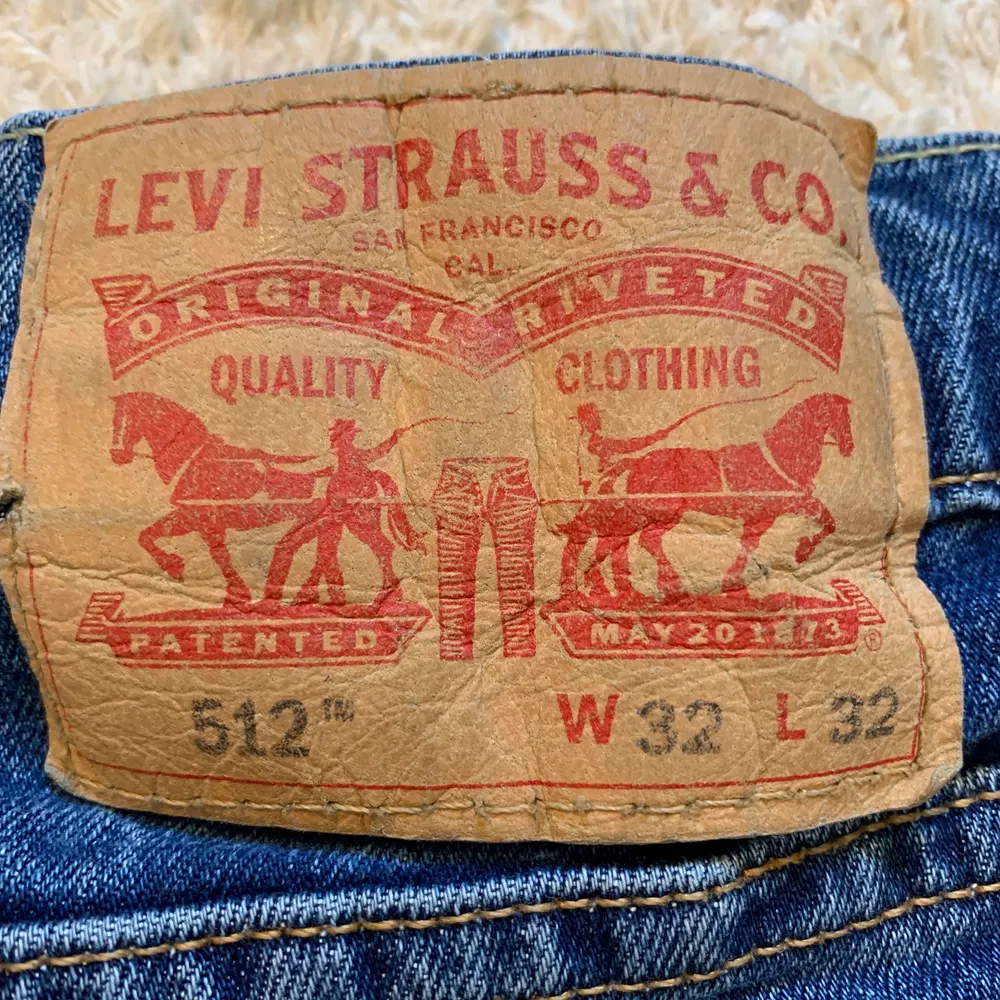 Levi’s jeans som är klippta till shorts. Sparsam användning på dessa, de är även mycket längre än vad ni ser på bilden! . Shorts.