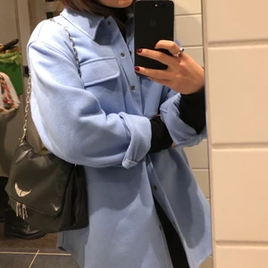 & other stories jacka/overshirt - klarblå jacka/overshirt från & other stories i strl 38. (Sitter snyggt och lite oversize på en 34/36 också!) använd några gånger och har någon fläck men är utöver det i superskick!