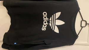 Adidas sweatshirt  - Adidas sweatshirt som är i jättebra skick, använd endast fåtal gånger Strl M men sitter väldigt fint oversized på mig som brukar ha strl S 🌸🌈