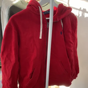 Röd Ralph Lauren Hoodie - Köpte för några år sedan men varsamt använd och i gott skick.