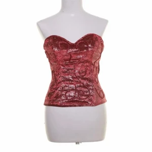 Röd korsett! - En as snygg röd korsett köpt från plick för några månader sen! Sitter sjukt smickrande och har inga defekter. 