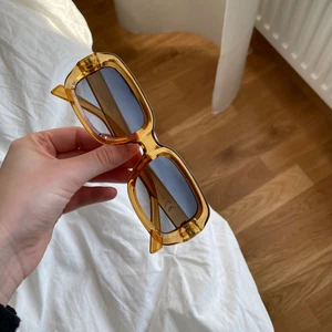 ZIGN solglasögon  - Säljer mina ZIGN solglasögon då dom inte används, knappt använda! Dom har gul båge med blått glas. Köpare står för ev frakt  