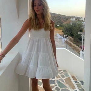 svart klänning - superfin sommarklänning från Zara som är helt slutsåld! Säljer den SVARTA. 💗💗Helt oanvänd med lapp kvar