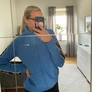Nike zip-up - En klar blå Nike zip-up tröja. Använda ca 1 gång så i ny skick. Passar mig som är 172 cm lång! Nypris ca 800kr