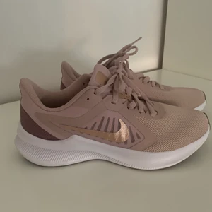 Nike skor - Nike skor i strl 38. Helt oanvända pga att dom passar inte mig.