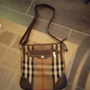 Burberry väska - Använt skick, men har varit väldigt försiktigt i och med att den e äkta. Har varit i min ägo 1 år. 