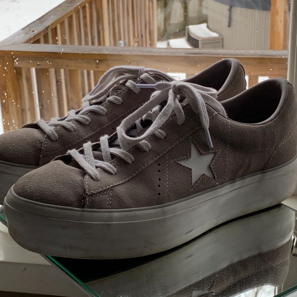 SKITSNYGGA Converse i grå/beige mocka med platå. Helt SLUTSÅLDA och finns inte att köpa. Använda och därför lite smutsiga/skavda på sidorna av sulan. Däremot är jag säker på att det går att tvätta bort om man skrubbar. Mockan är i jättefina skick och utan fläckar eller annat. Nypris ca 900kr. mitt pris 500, eller kom med ett bud!💘💘. Skor.