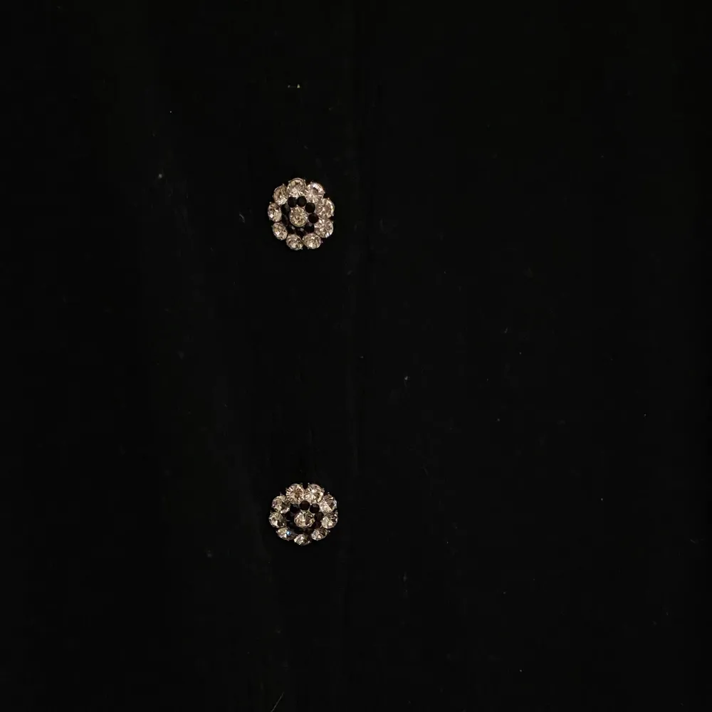 Superfin tröja med knappar (cardigan) i svart. Knappt använd! . Tröjor & Koftor.