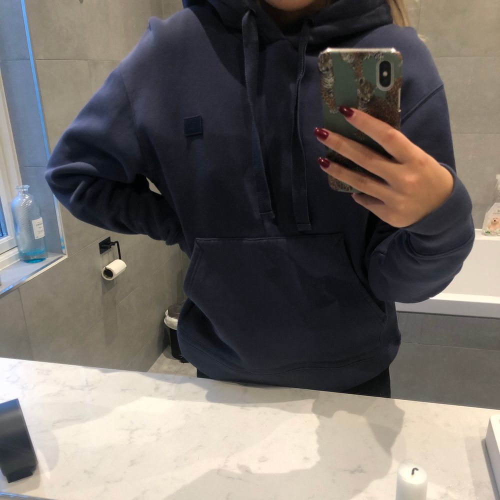 Jättesnygg acne hoodie. Använd en gång så som ny, inga defekter alls. Jag är i vanliga fall en XS och den sitter oversized på mig. Köpt på NK för 2300kr. Har kvitto samt lappen till tröjan kvar. Säljer på grund av att jag inte får nån användning av den. Skriv för fler bilder. 66kr spårbar frakt tillkommer. Buda OBS: buda bara om du vet att du vill och kan köpa!!! . Huvtröjor & Träningströjor.