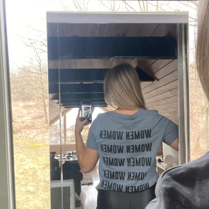 T-shirt  - T-shirt med tryck bak 