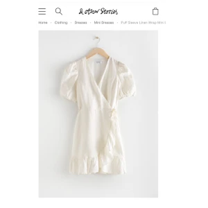 STUDENTKLÄNNING &OTHER STORIES - Världens snyggaste student klänning från &other stories!!! Använd bara 1 gång🤍nyskick! Modellen: puff sleeve Linen wrap mini dress. Sjukt fin och bekväm! Köpte för ca 900kr men BUDA FRÅN 490kr!!!!🤍