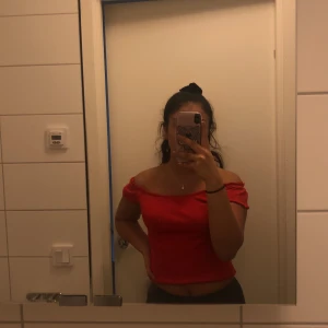 Topp - En fin topp till sommaren, kan både användas som off shoulder och en vanlig topp. Jätte bra skick då den knappast är använd. 